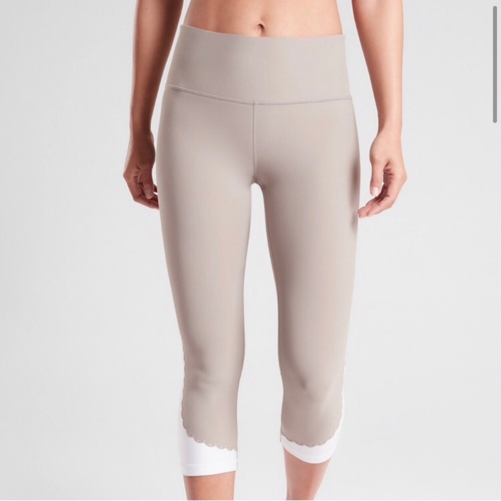 Athleta Elation Scallop Capri - size medium